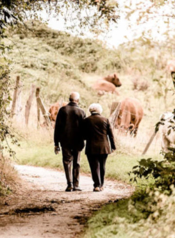 Des seniors sur le chemin