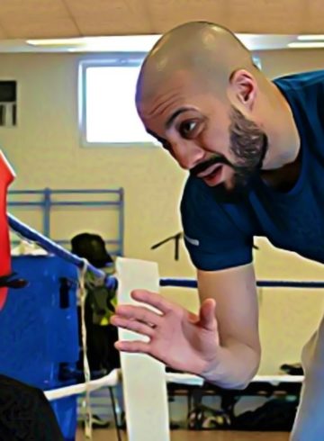 hamza donne des cours boxe aux enfants