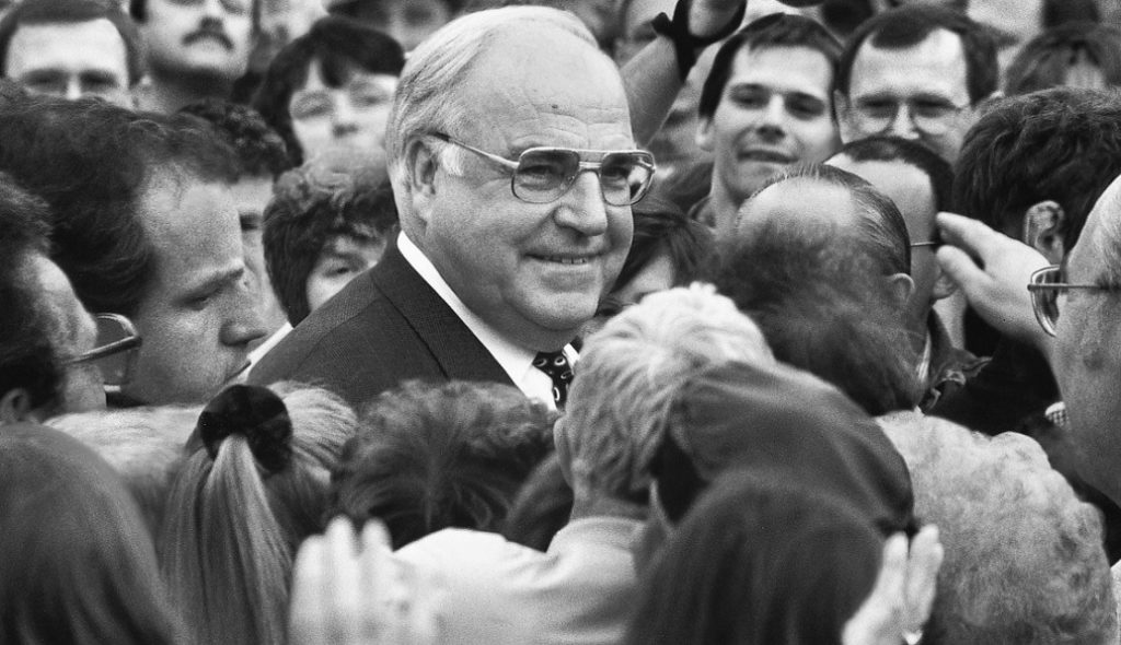 Helmut Kohl la surnommait "petite fille", Merkel