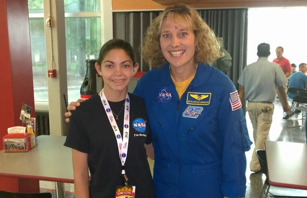 Alyssa avec l'astronaute "Dottie" Metcalf-Lindenburger en 2015