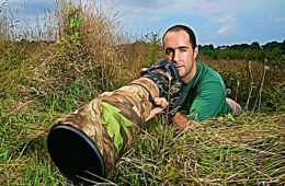 Ancien chasseur, Grégoire Trunet a troqué son fusil pour un appareil photo. Plutôt que tuer, il préfère immortaliser l'animal. Cela en fait un "chasseur-photo": photographe il n’en reste pas moins chasseur. L'homme nous raconte sa passion, avec humour et poésie.