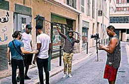 Loin du tumulte des grosses productions qui ont jeté leur dévolu sur la cité Phocéenne, le cinéaste indépendant Nawyr Haoussi Jones raconte son Marseille à lui. Ce réalisateur de 32 ans décrit dans ses films les difficultés de son quartier, et porte haut la voix de ceux qu’on n’entend peu.