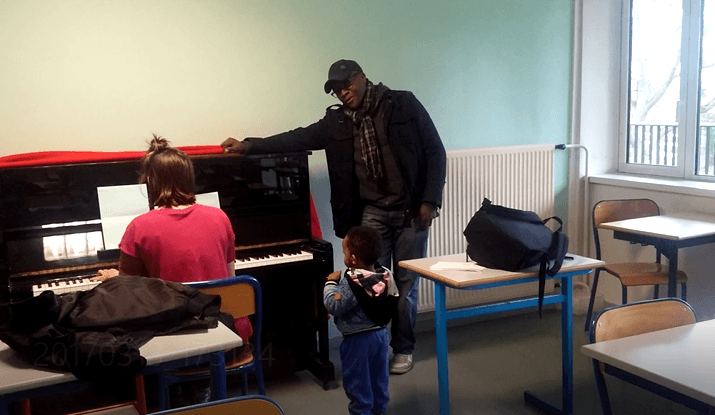 Beniwe joue de la musique avec les lycéens d'Orsay