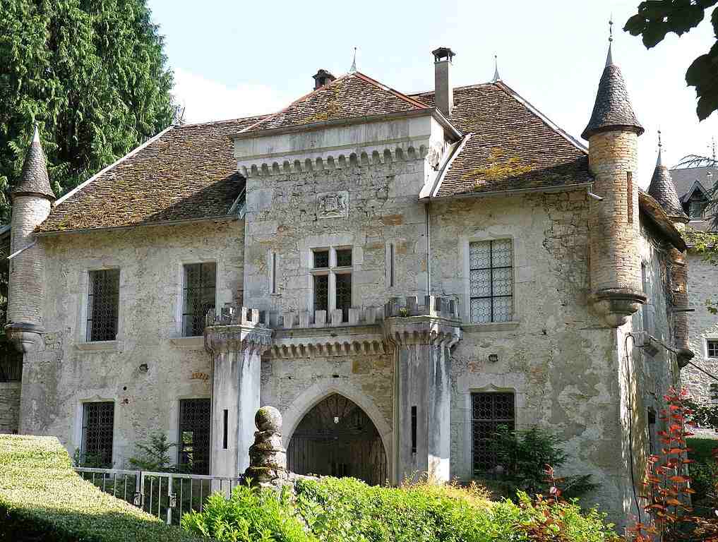 Lové dans le confort des propriétés grenobloises et du Château de Lucey, en Savoie, Antoine s’essaye au dessin, à l’aquarelle et se rêve en Hugo Pratt 