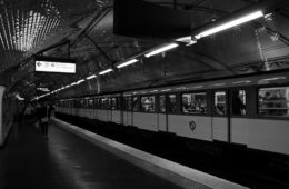 métro à Paris noir et blanc