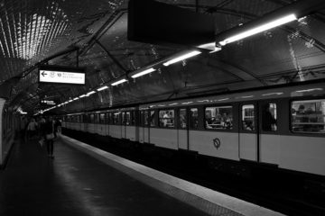 métro à Paris noir et blanc