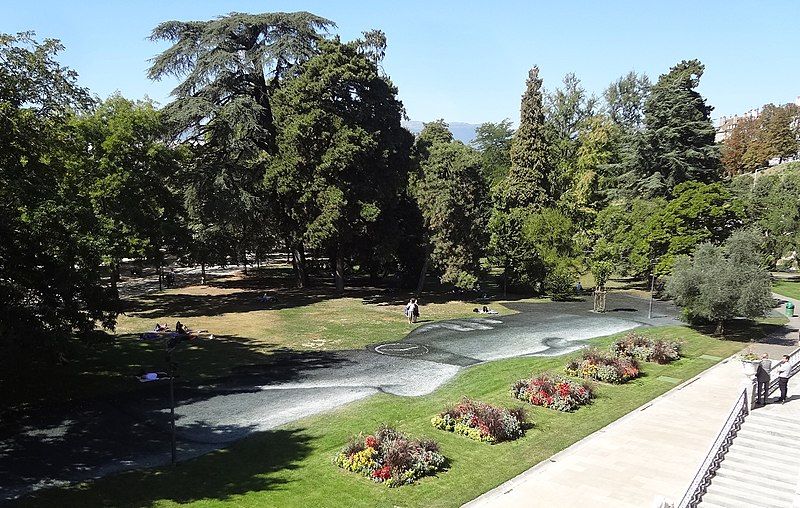 Saype délivre des messages avec ses oeuvres géantes sur l'herbe